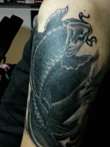 浓浓的黑鲤鱼大臂纹身图片