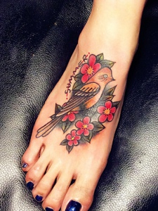 脚背一款美丽的小燕子纹身图片