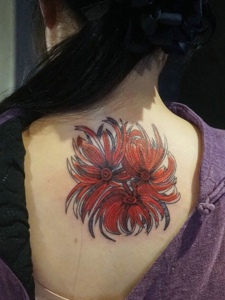 性感的后背有着美美的花朵纹身