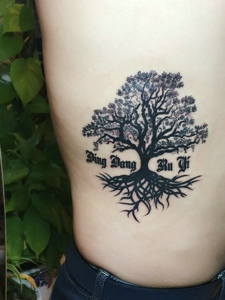 侧腰部个性树枝纹身图片很漂亮