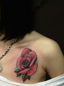 美女胸前一只玫瑰花纹身图片很性感