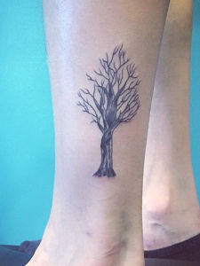 脚上茂盛开枝大树的个性纹身