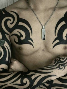 很有魅力的一款双半甲玛雅纹身