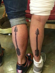 好基友来一对腿部工具纹身图片