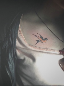 姐妹之间肩膀上的小鸟刺青