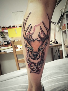 小腿内侧可爱的彩色小鹿纹身图片