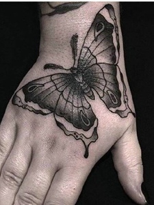手背精美漂亮的黑蝴蝶纹身图片