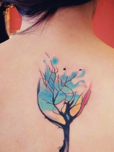 女生背部的创意彩色小树图腾刺青