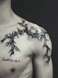 肩膀创意缠绕着的树枝纹身图片