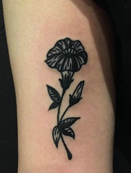 非常好看的水墨黑白花朵纹身