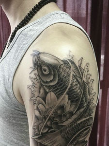 活力玲珑的黑白鲤鱼纹身图片