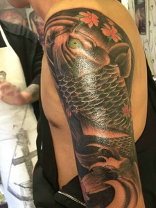 大臂朝气勃勃的大鲤鱼纹身图片