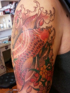 大臂红鲤鱼纹身图片抢镜风头