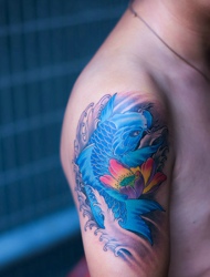 大臂上的个性活跃彩色鲤鱼纹身