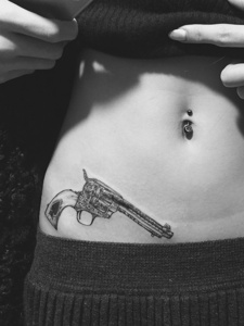 女生腰上的枪支刺青