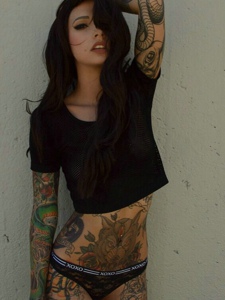 性感美女的图腾纹身显得更有女人味