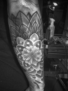 个性张扬的手臂黑白花朵纹身图片
