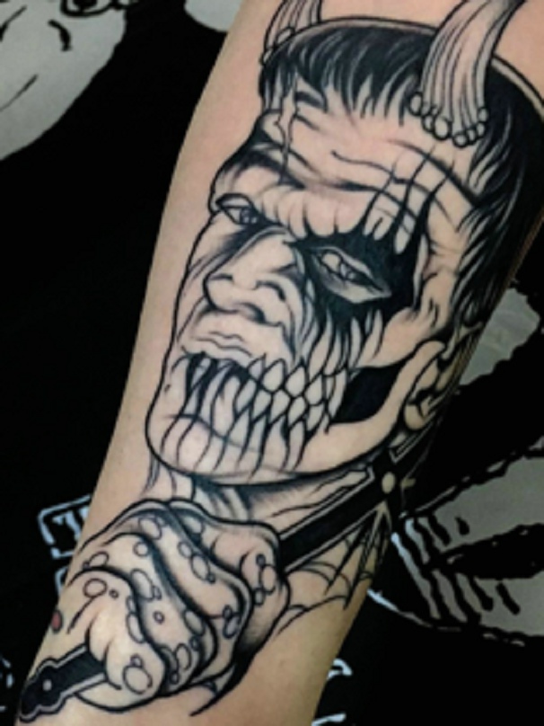 非常邪恶的手臂另类男士肖像纹身