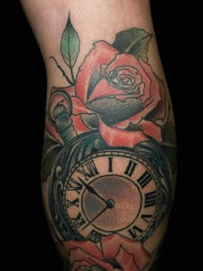 钟表与红玫瑰一起的美丽纹身图片