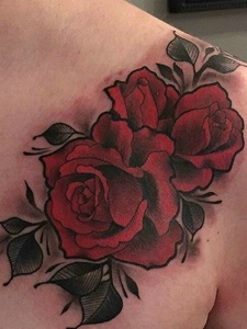 胸前美丽绽放的红玫瑰纹身图片