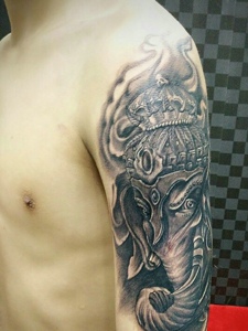 大臂经典完美的黑白象神纹身图片