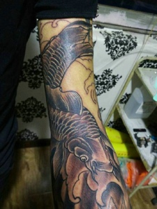 手臂精彩丰富的黑白鲤鱼刺青