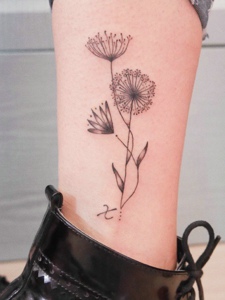 小腿黑白花朵纹身图片很唯美