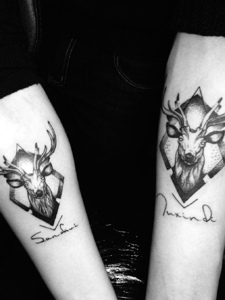 双鹿合璧手臂情侣纹身图片