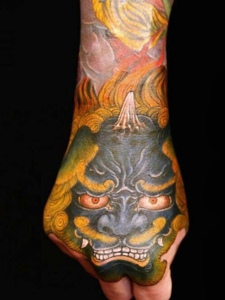 一组邪恶的彩色手背图腾纹身图片