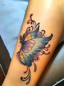 女生最爱的一款漂亮的彩色蝴蝶纹身