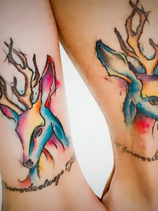 靓丽夺眼的彩色小鹿头像情侣纹身