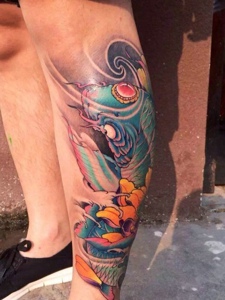 阳光下的包小腿蓝鲤鱼纹身图片