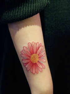手臂一款时尚的红太阳花朵纹身