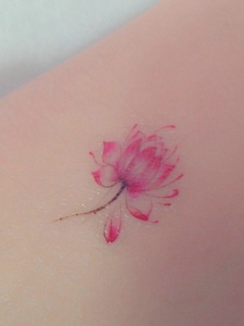 小清新花朵纹身图片让你更加美丽