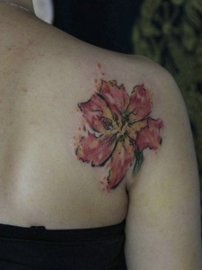 女生背部水彩风格的花朵纹身图片