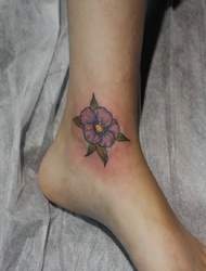 裸脚上的小清新紫色花朵纹身特别唯美