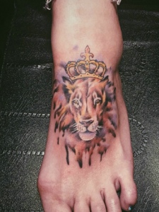 脚面水彩皇冠狮子纹身