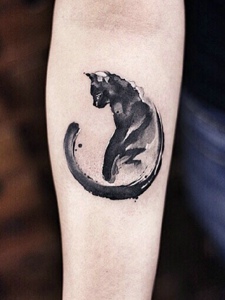 可爱黑白小猫手臂纹身图片
