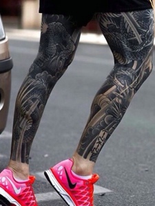 街头偶遇双腿纹身图案回头率极高
