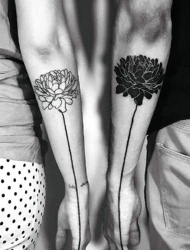 非常特别的情侣手臂上一只花朵纹身