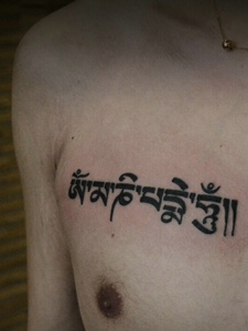 男士胸前个性简单梵文纹身图片