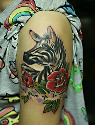 花衣美女大臂上的彩色动物图案纹身