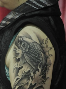 青春活力的大臂黑白小鲤鱼纹身图片