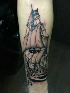 经典的黑白帆船手臂纹身图片
