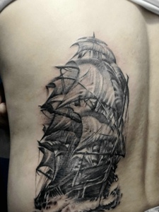 遮盖后背一小片的黑白帆船纹身图片