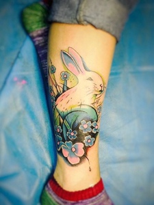 可爱动人的小白兔腿部纹身图片