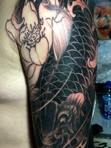 大臂黑白鲤鱼纹身图片特别清晰