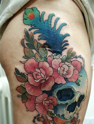 非常亮眼的彩色花朵和骷髅一起的腿部纹身