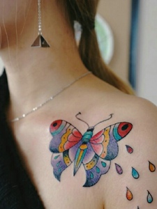 肩膀上的翩翩起舞彩色蝴蝶纹身图片