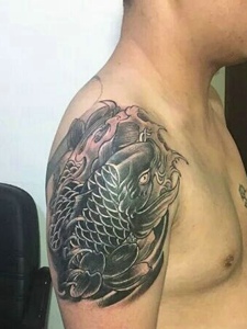 大臂黑白鲤鱼纹身图片帅气迷人